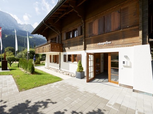 Aussenansicht im Sommer - Reka-Ferienhaus Rougemont