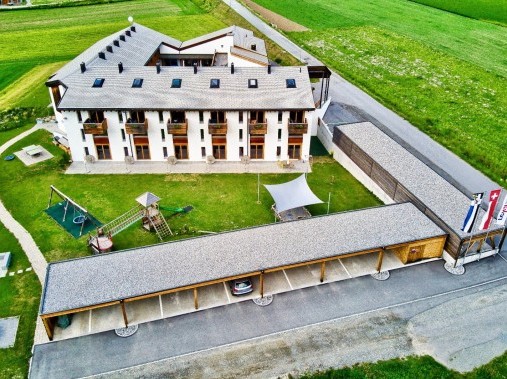 Aussenansicht im Sommer - Reka-Ferienanlage Scuol