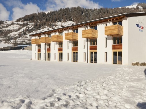 Aussenansicht im Winter - Reka-Ferienanlage Scuol