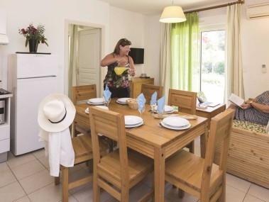Salon avec coin repas - Résidence Acqua Linda Odalys