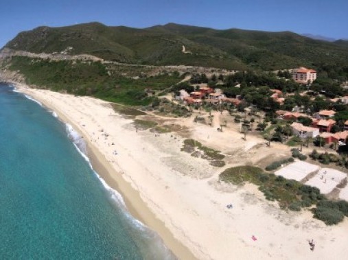 Strand direkt bei der Ferienanlage - Résidence Golfe de Lozari
