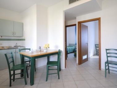 Wohnzimmer mit Essbereich - La Cecinella