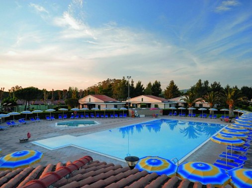 Swimming pool for big and small water lovers - Residence La Cecinella