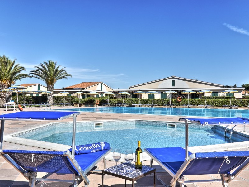 Swimming pool for big and small water lovers - Residence La Cecinella