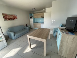 Wohnzimmer mit Essbereich - La Grenadine