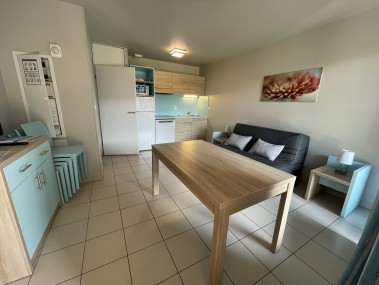 Wohnzimmer mit Essbereich - La Grenadine