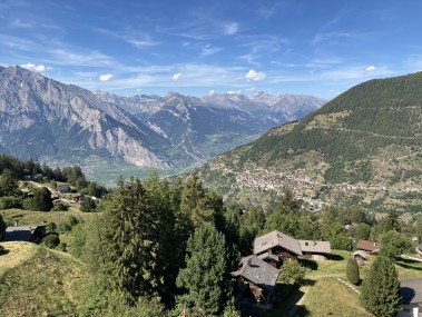 Balkon mit Blick auf die Berge - T-Resort