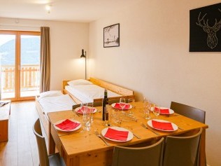 Wohnzimmer mit Essbereich - T-Resort