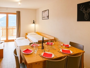 Wohnzimmer mit Essbereich - T-Resort