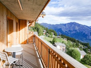 Balkon mit Blick auf die Berge - T-Resort