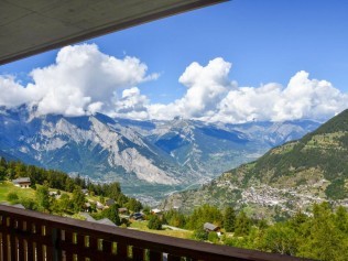 Balkon mit Blick auf die Berge - T-Resort