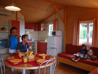 Wohnzimmer mit Essbereich - Les Pescalunes