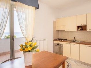 Wohnzimmer mit Essbereich - Residence Sant'Anna Pietra Ligure