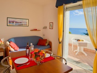 Wohnzimmer mit Essbereich - Residence Sant'Anna Pietra Ligure