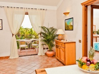 Wohnzimmer mit Essbereich - Residence Baia delle Palme