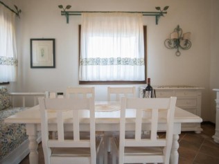 Wohnzimmer mit Essbereich - Residenz Il Giardino degli Oleandri