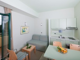 Wohnzimmer mit Essbereich - Resort Petalon