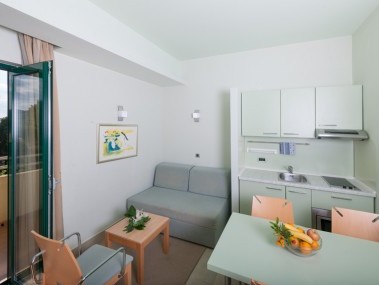 Salon avec coin repas - Resort Petalon