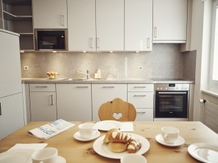 Küche mit Essbereich - Solaria Serviced Apartments