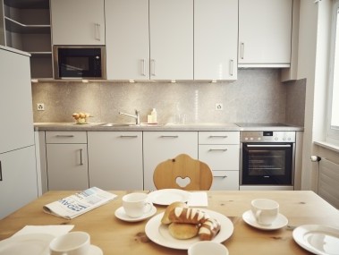 Küche mit Essbereich - Solaria Serviced Apartments