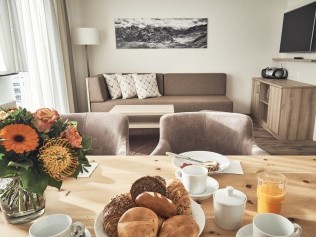 Wohnzimmer mit Essbereich - Solaria Serviced Apartments