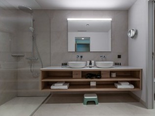 Panorama Familienzimmer Design mit Terrasse