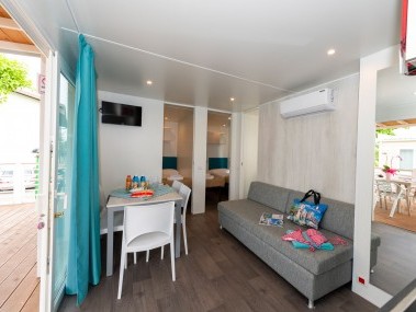 Wohnzimmer mit Essbereich - The Garda Village Camping