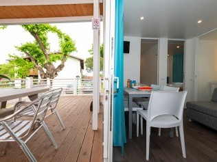 Wohnzimmer mit Essbereich - The Garda Village Camping