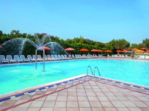 Piscina per grandi e piccoli nuotatori - The Garda Village Camping