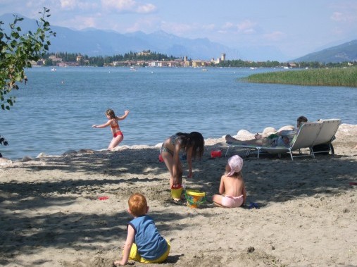 Spiaggia direttamente presso la struttura per vacanza - The Garda Village Camping