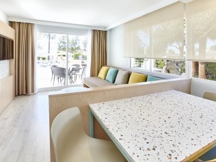 Wohnzimmer mit Essbereich - Universal Aparthotel Elisa