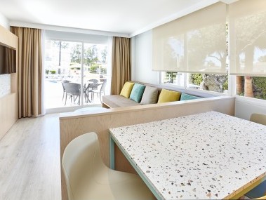 Wohnzimmer mit Essbereich - Universal Aparthotel Elisa