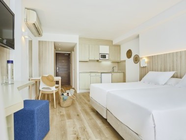 Wohn- und Schlafzimmer - Universal Aparthotel Don Camillo