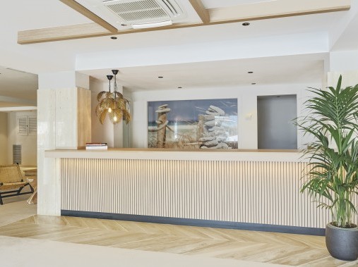 Rezeptionsbereich mit Lounge - Universal Aparthotel Don Camillo - Sant Elm Mallorca