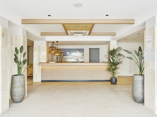Rezeptionsbereich mit Lounge - Universal Aparthotel Don Camillo - Sant Elm Mallorca