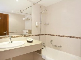 Badezimmer - Universal Aparthotel Don Camillo