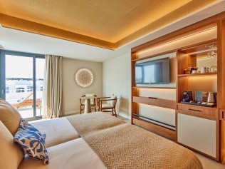 Wohn- und Schlafzimmer - Universal Hotel Grand Léon & Spa