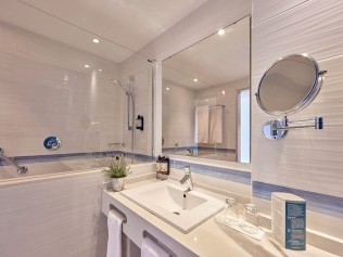 Badezimmer - Universal Hotel Lido Park & Spa