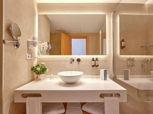 Badezimmer - Universal Hotel Lido Park & Spa