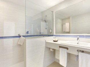 Badezimmer - Universal Hotel Lido Park & Spa