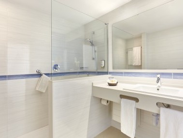 Badezimmer - Universal Hotel Lido Park & Spa