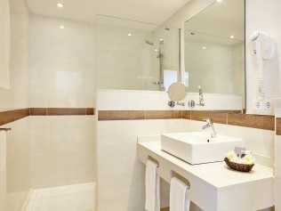 Badezimmer - Universal Hotel Marques