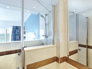 Badezimmer - Universal Hotel Marques