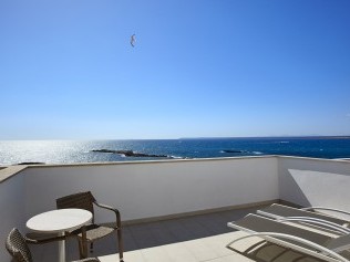 Balkon mit Blick aufs Meer - Universal Hotel Marques