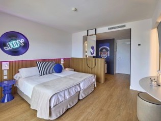Wohn- und Schlafzimmer - Universal Hotel Neptuno
