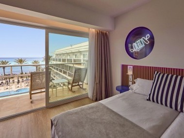 Wohn- und Schlafzimmer - Universal Hotel Neptuno