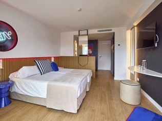 Wohn- und Schlafzimmer - Universal Hotel Neptuno