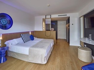 Wohn- und Schlafzimmer - Universal Hotel Neptuno