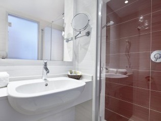 Badezimmer - Universal Hotel Perla