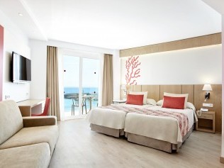 Wohn- und Schlafzimmer - Universal Hotel Perla